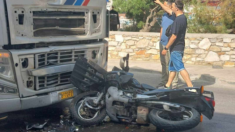 Θανατηφόρο τροχαίο στη Σύρο: Μηχανή συγκρούστηκε με φορτηγό